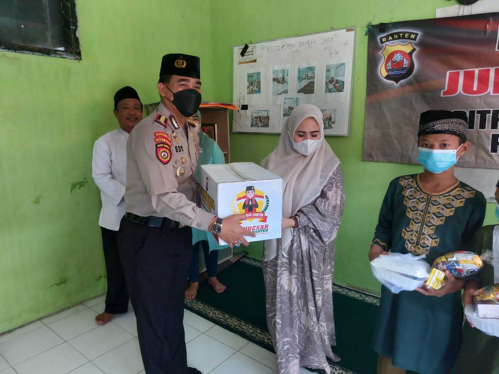 Gelar Jumat Barokah, Ditpamobvit Polda Banten Kunjungi Yayasan Panti Asuhan Nurul Islam 14 Gelar Jumat Barokah, Ditpamobvit Polda Banten Kunjungi Yayasan Panti Asuhan Nurul Islam
