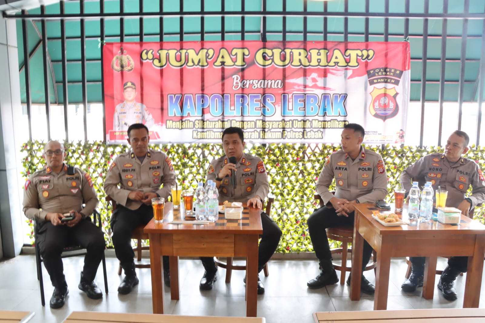 Perkuat Sinergi, Kapolres Lebak Gelar Jum'At Curhat Bersama Insan Pers 9 Perkuat Sinergi, Kapolres Lebak Gelar Jum'At Curhat Bersama Insan Pers