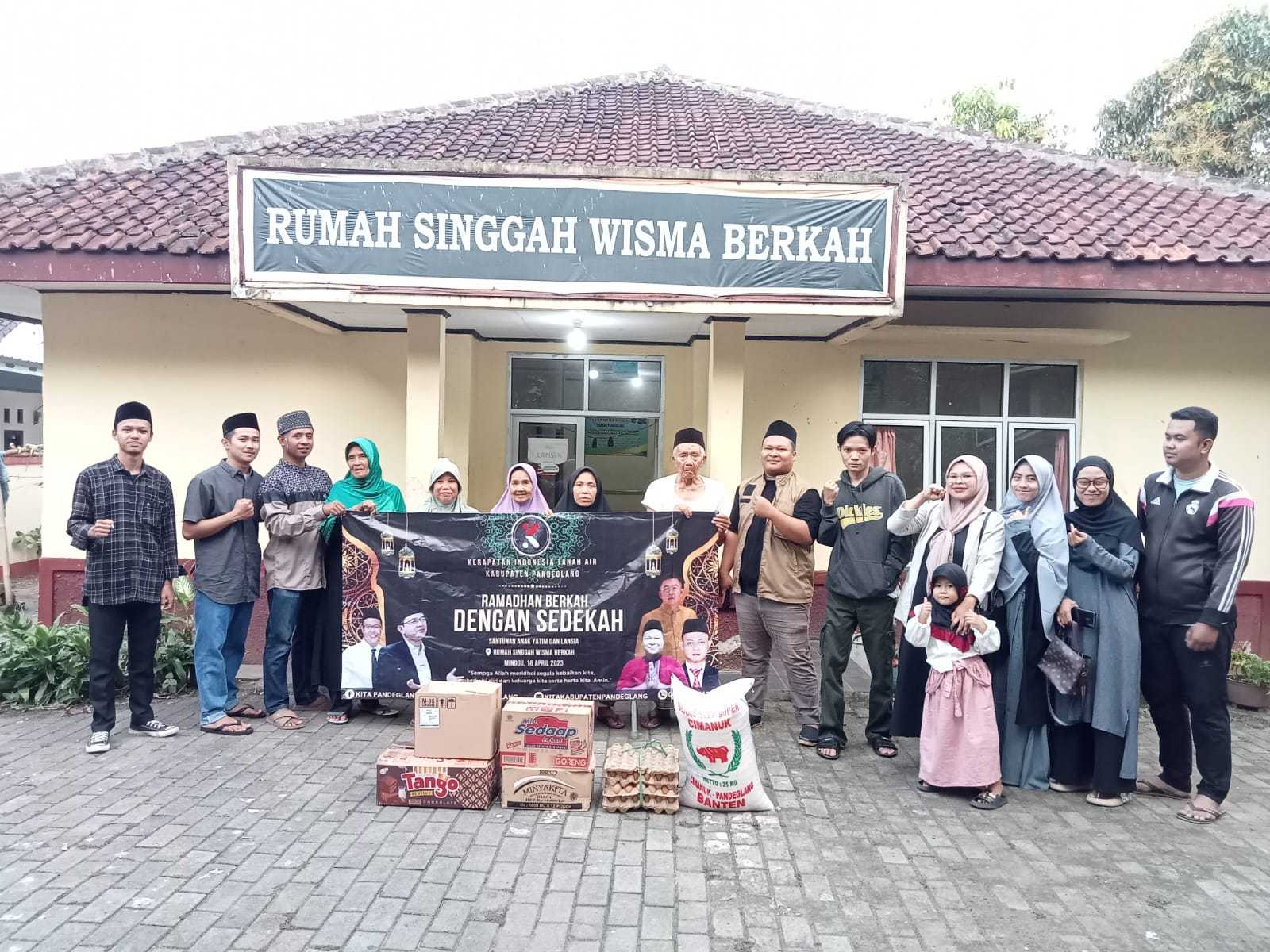 Lansia, Yatim Piatu Wisma Berkah Dapat Santunan Dan Bingkisan Lebaran Dari Kita Pandeglang 13 Lansia, Yatim Piatu Wisma Berkah Dapat Santunan Dan Bingkisan Lebaran Dari Kita Pandeglang