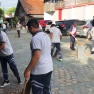 Pegawai Lapas Cirebon Laksanakan Pembersihan Halaman Depan Lapas Dalam Rangka HBP Ke-60