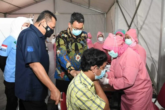 
Bamsoet Tinjau Vaksinasi Covid-19 KFC Group