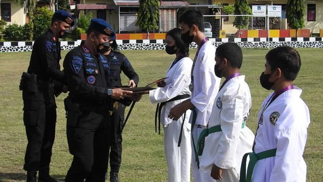 
					INSPIRATIF…!Brimob Sulteng Berikan Penghargaan ke Atlit Taekwondo Berprestasi