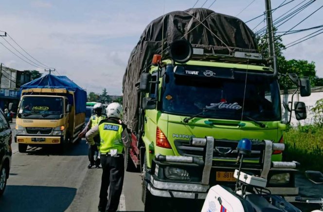 
					Lakukan Kejahatan Lalu Lintas, 18 Truk ODOL Ditilang Satlantas Polresta Tangerang