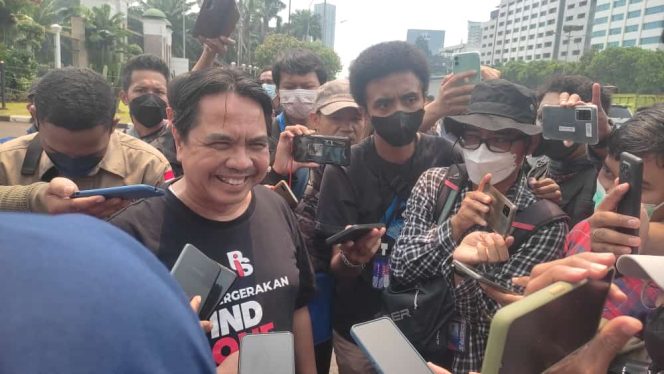 
					Loyalis Jokowi Sebut Ade Armando Susahkan Pemerintah