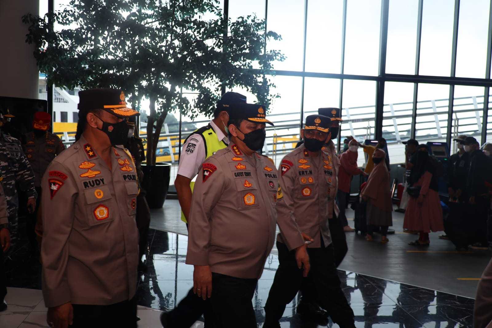 Kapolda Banten Dampingi Wakapolri Tinjau Pelabuhan Merak Cek Kesiapan Pengamanan Dan Prokes