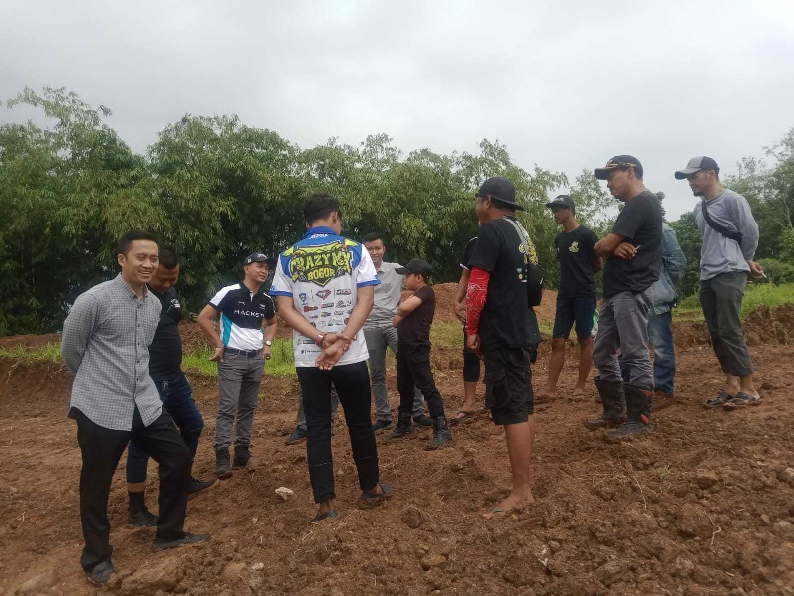 Cek Sirkuit Grasstrack Champipmship 2022, Ketua Gapensi Lebak Disambut Warga