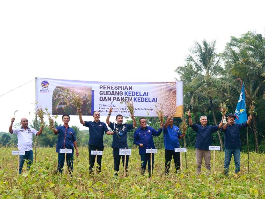 Realisasi Gagasan Progam 1 Juta Hektar, Ayep Zaki Lakukan Peresmian Gudang Kedelai Dan Panen Kedelai