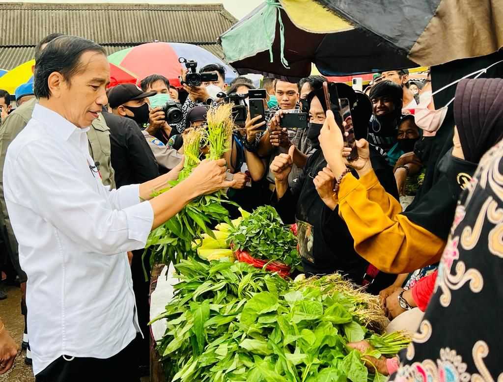 Presiden Bagikan Bansos Dan Cek Harga Minyak Goreng Di Pasar Baros 14 Presiden Bagikan Bansos Dan Cek Harga Minyak Goreng Di Pasar Baros