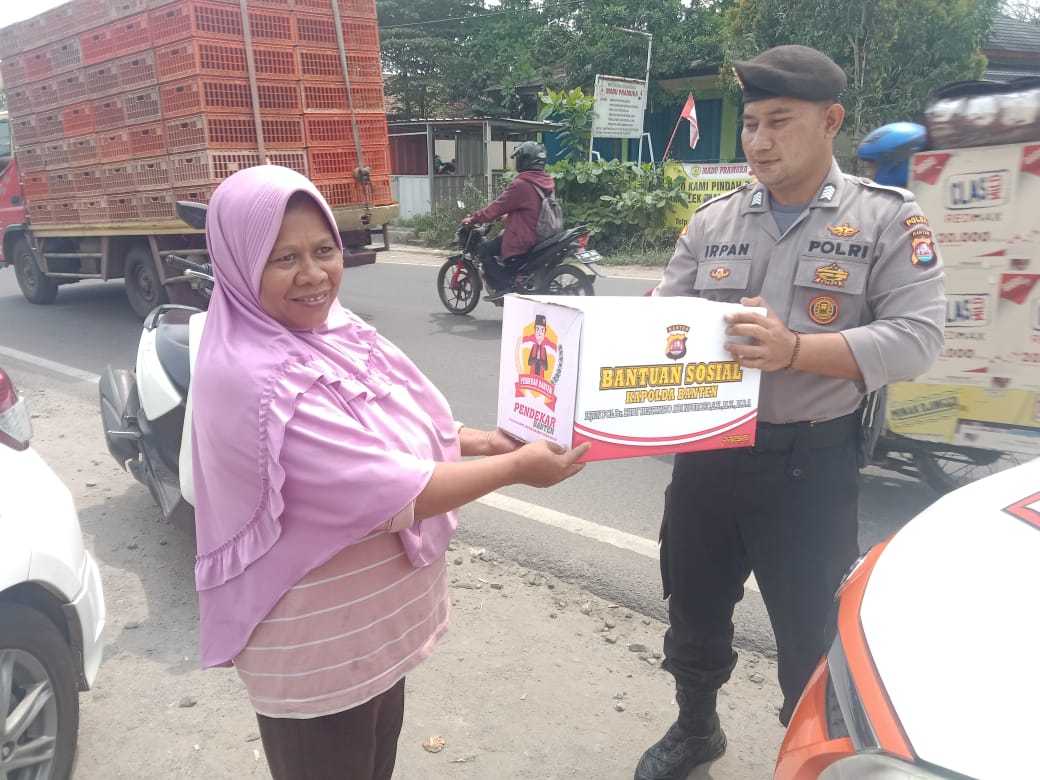 Peduli Sesama, Ditpamobvit Polda Banten Salurkan Puluhan Paket Sembako