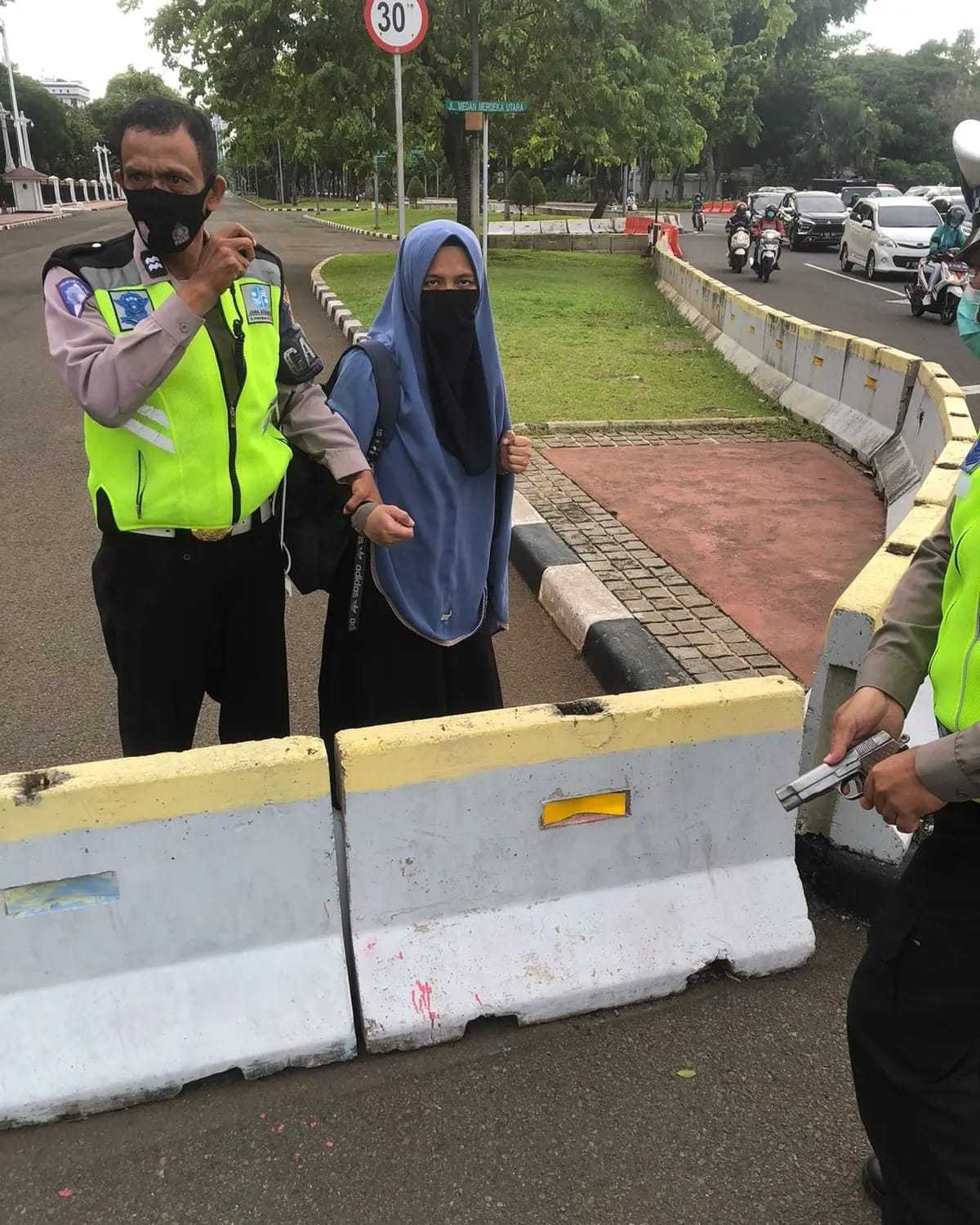 Seorang Perempuan Ditangkap Polisi Bawa Senjata Api Ke Istana