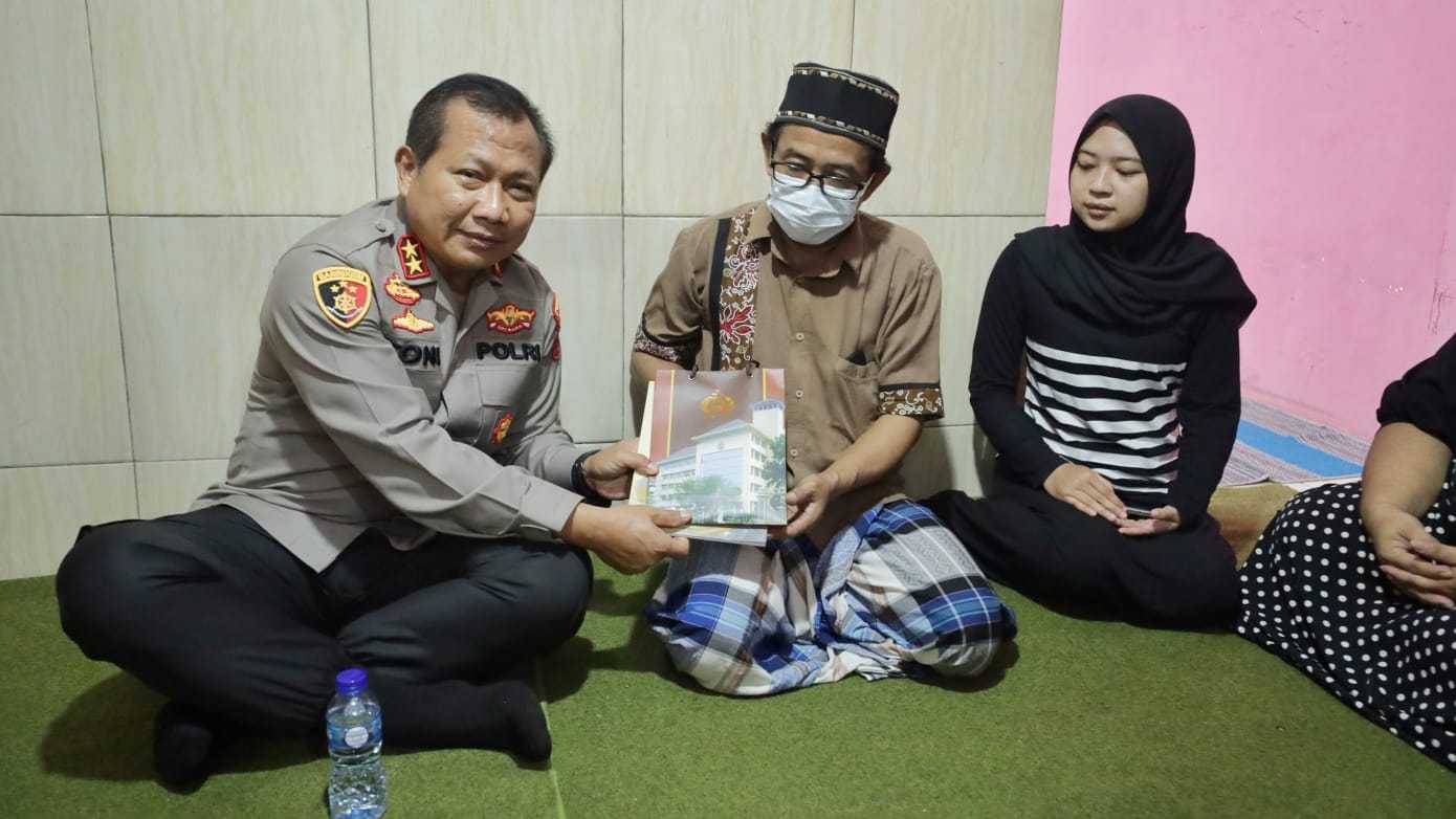Kapolda Jatim Kunjungi Rumah Keluarga Tragedi Kanjuruhan