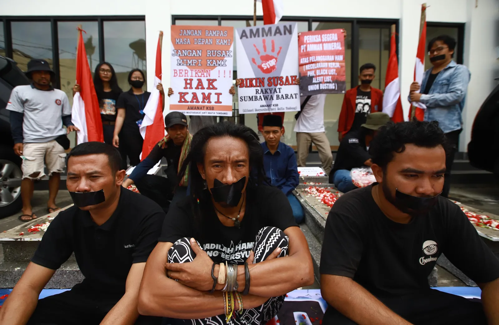 Puluhan Kobran Pt Amnt Mogok Makan Di Depan Komnas Ham