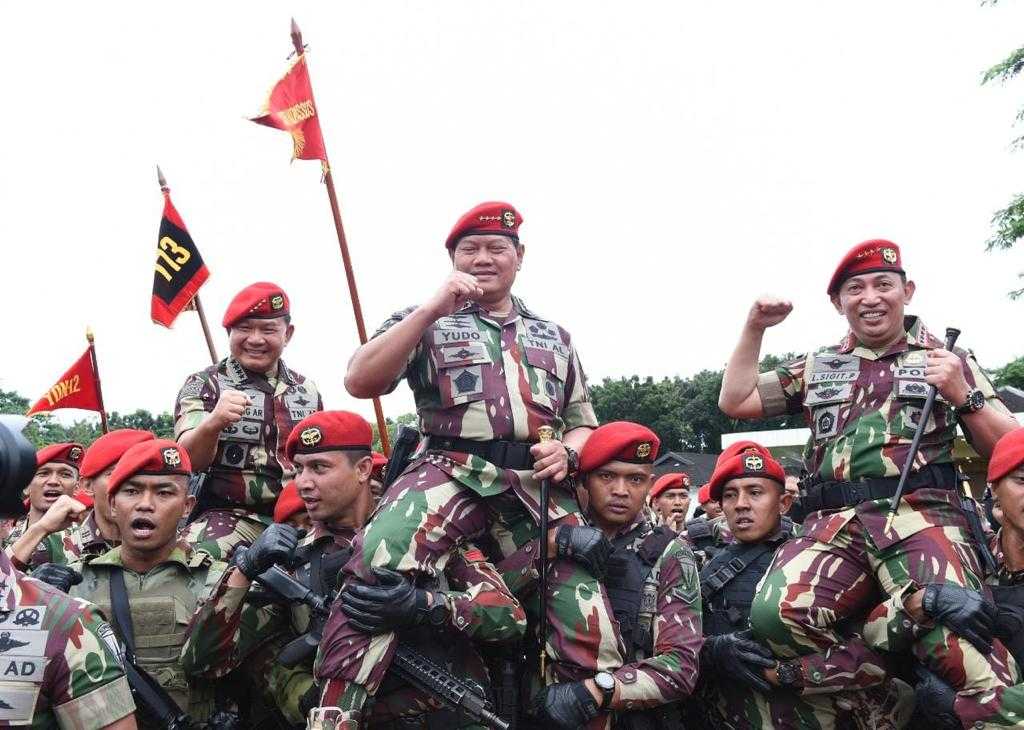 Panglima Tni Dan Kapolri Terima Sangkur Komando Kopassus