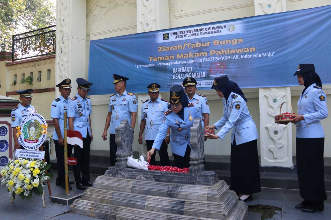 Lapas Cirebon Bersama Upt Ciayumaja Ziarah Dan Tabur Bunga Di Makam Pahlawan 9 Lapas Cirebon Bersama Upt Ciayumaja Ziarah Dan Tabur Bunga Di Makam Pahlawan
