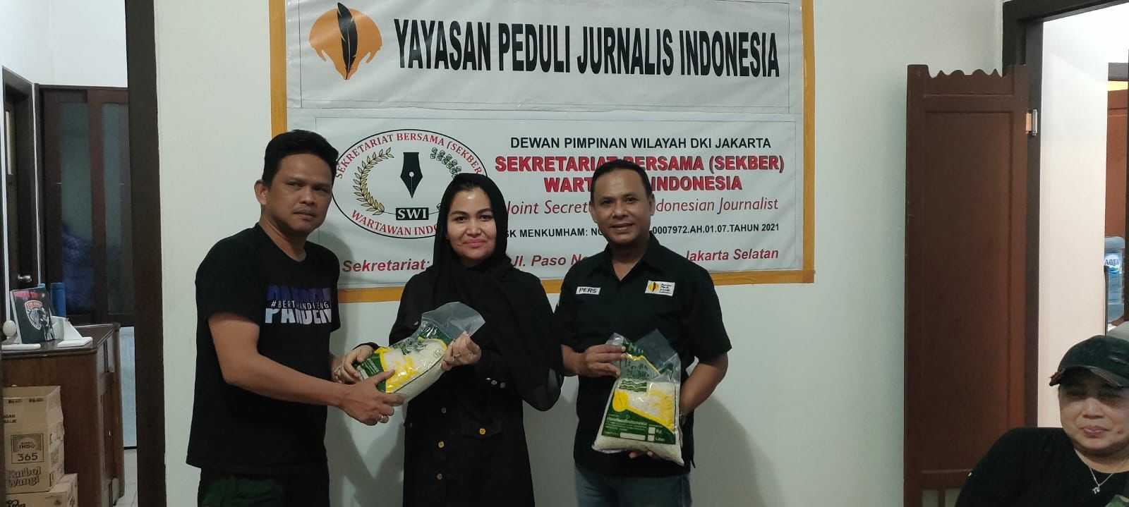 Ypji Bersama Permata Sanny Peduli Dan Kita Bagikan Bingkisan Lebaran Untuk Wartawan