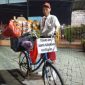 Unik ! Tukang Kopi Keliling Di Tangerang Pakai Seragam Sd Saat Berjualan