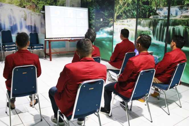 
Keterangan foto : Sebanyak 6 Warga Binaan semangat ikuti perkuliahan di tengah masa hukuman pidana Lapas, (Sabtu, 10/6/2023) 