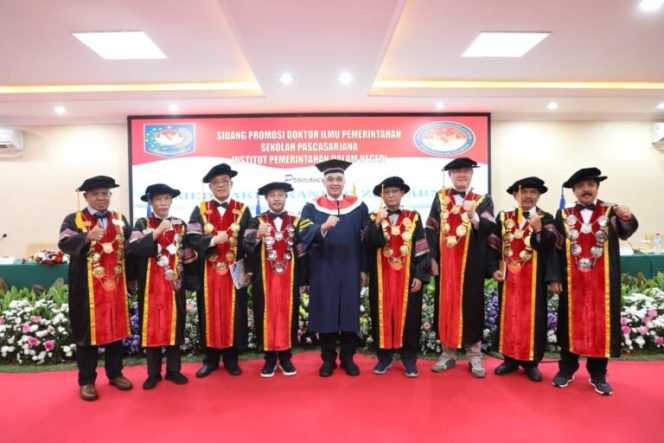 
Keterangan foto : Bupati Kabupaten Tangerang, Ahmed Zaki Iskandar saat menerima gelar doktor, Selasa (20/6/2023)