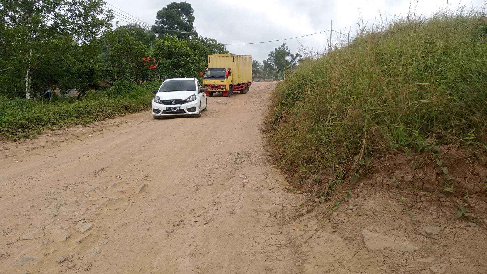 Kacau, Jalan Raya Sampay Sajir Yang Melewati Cipadang Kecamatan Cileles Rusak Parah 14 Kacau, Jalan Raya Sampay Sajir Yang Melewati Cipadang Kecamatan Cileles Rusak Parah