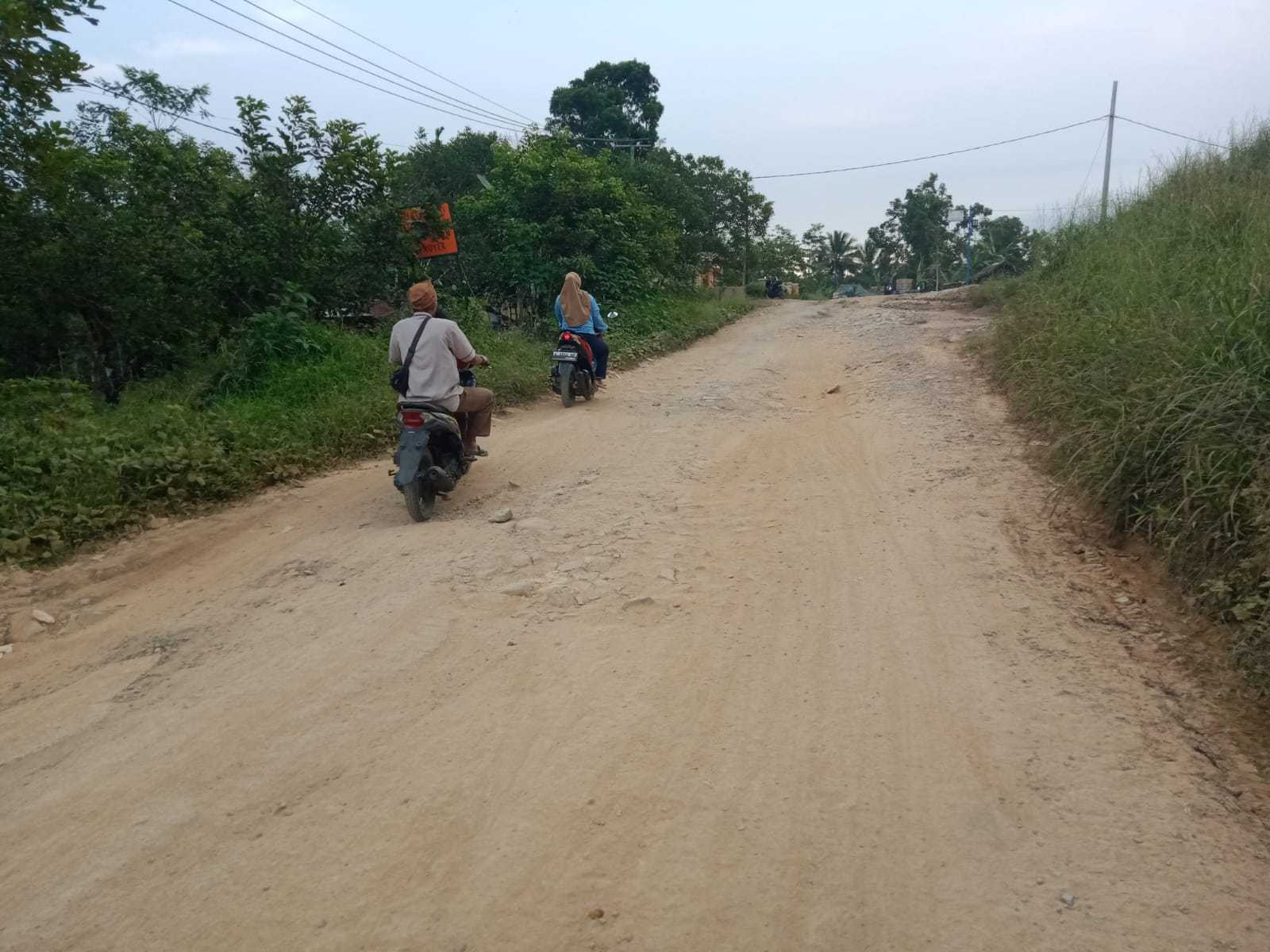 Kacau, Jalan Raya Sampay Sajir Yang Melewati Cipadang Kecamatan Cileles Rusak Parah 9 Kacau, Jalan Raya Sampay Sajir Yang Melewati Cipadang Kecamatan Cileles Rusak Parah