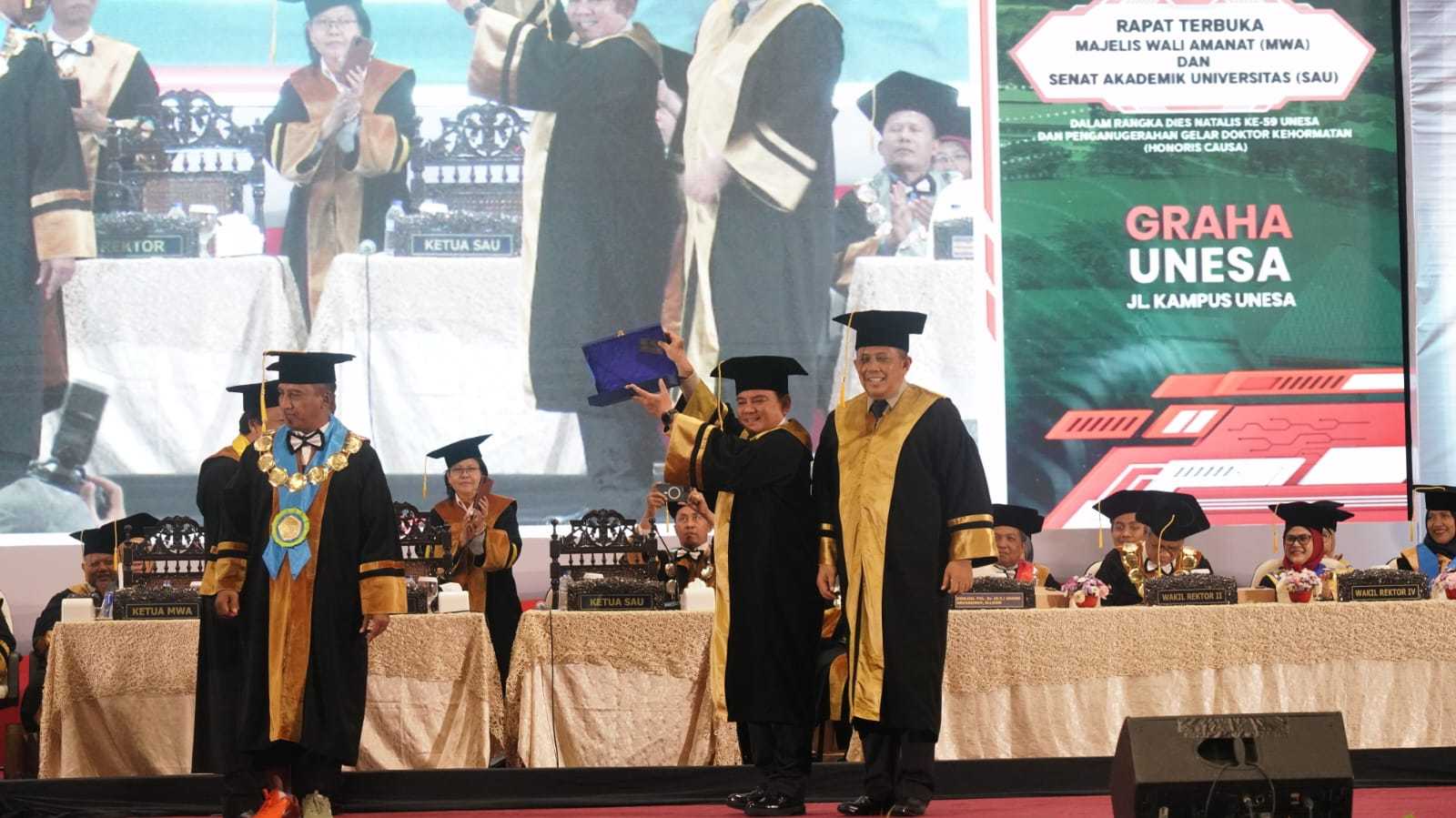 Mantul, Sekjen Kemenkumham Terima Gelar Doktor Honoris Causa Dari Unesa 15 Mantul, Sekjen Kemenkumham Terima Gelar Doktor Honoris Causa Dari Unesa
