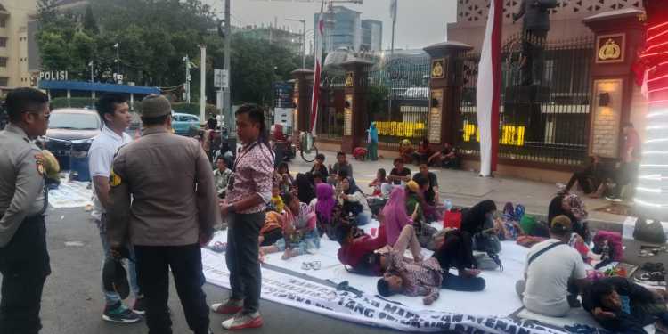 Gawat, Sambil Gendong Anak Warga Lebak Gruduk Mabes Polri Terkait Masalah Tanah