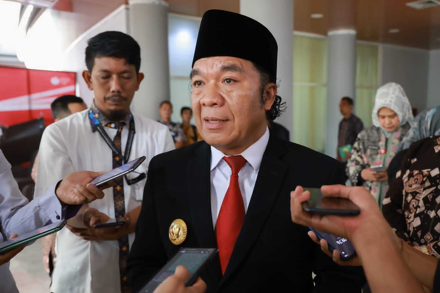 Pj Gubernur Al Muktabar Hadiri Paripurna PAW Anggota DPRD Provinsi Banten