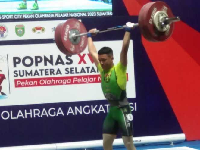 Keterangan foto : Atlet Nomor 61 kg putra Cabor Angkat Besi Yuda Permana asal Provinsi Banten, (Selasa, 29/8/2023)