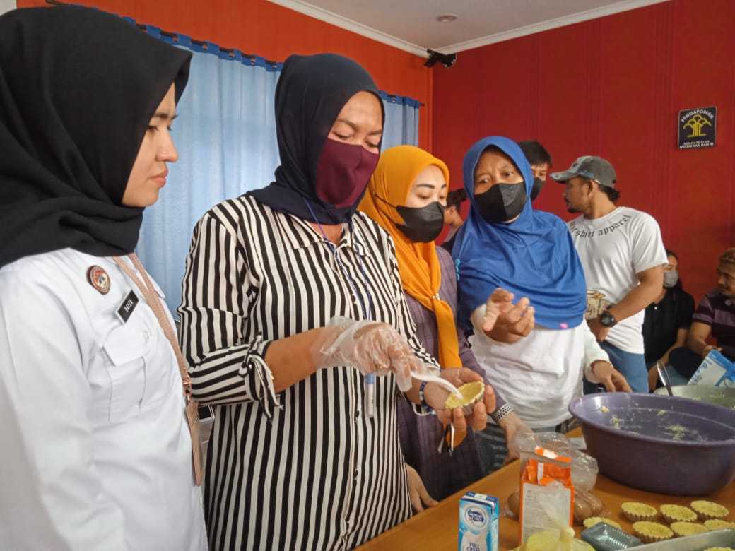 Kegiatan Bimbingan Kemandirian Digelar Bapas Bogor, Meningkatkan Kualitas Diri Klien Melalui Pelatihan Pembuatan Sambal Kemasan Dan Kue Pie 13 Nurkomalawati (45Th) Membuat Kue Pie