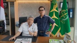 Keterangan foto : Sekjen Matahukum, Mukhsin Nasir mengenaikan baju hitam, Jumat (13/9/2023)