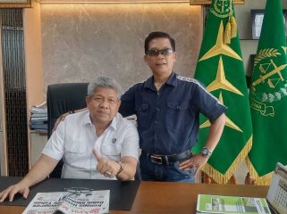 Keterangan foto : Sekjen Matahukum, Mukhsin Nasir mengenaikan baju hitam, Jumat (13/9/2023)