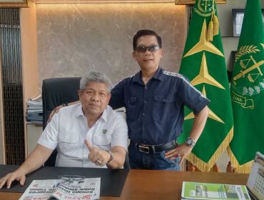 Keterangan foto : Sekjen Matahukum, Mukhsin Nasir mengenaikan baju hitam, Jumat (13/9/2023)