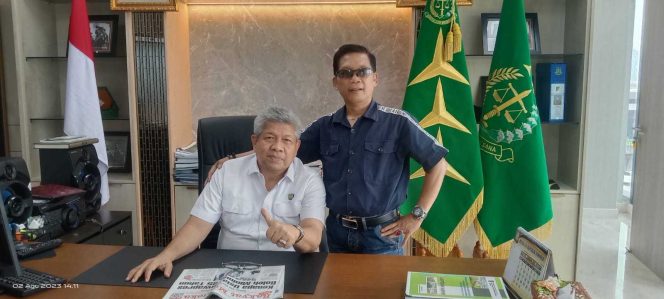 
					Keterangan foto : Sekjen Matahukum, Mukhsin Nasir mengenaikan baju hitam, Jumat (13/9/2023)