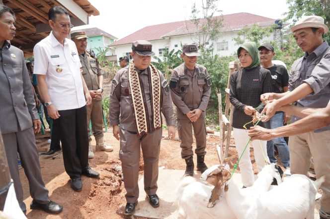 
Keterangan foto : Kepala Kejaksaan Tinggi Lampung (Kejati) dan Kejaksan Negeri Pringsewu, Ketua DPRD Pringsewu Lampung resmikan rumah harapan, Rabu (11/10/2023)