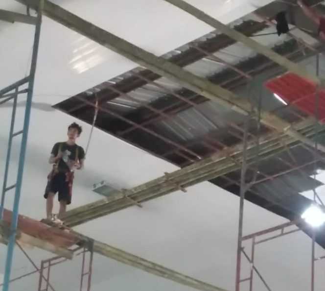 
keterangan foto : pekerja proyek Gedung GP tak memakai APD saat bekerja,(Rabu,18/10/2023)