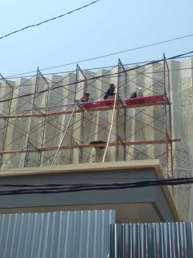 
Keterangan foto; Pekerja Proyek Bergelantungan Tak Memakai APD Saat Pasang Plafon Atap Gedung GP Pandeglang, Rabu (18/10/2023)