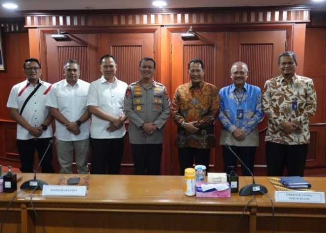 
Keterangan foto : Kapolda Banten Terima Penghargaan dari Direktur Utama Bulog, (Rabu, 18/10/2023) 