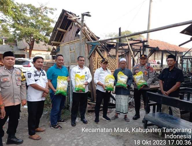 
Muspika Mauk Bantu Korban Kebakaran di Kedung Dalem Mauk