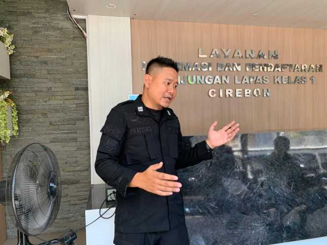 
Keterangan foto : Petugas Lapas Cirebon Sosialisasikan Anti-Gratifikasi kepada Pengunjung, (Kamis, 19/10/2023) 