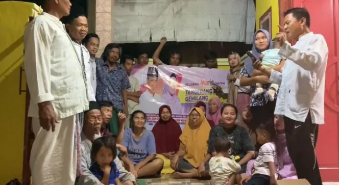 
Keterangan foto : Relawan Manis Kecamatan Sukadiri Deklarasikan Maesyal - Intan Untuk Tangerang Semakin Gemilang