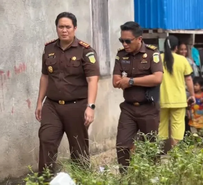 Keterangan foto : Melihat video viral di media sosial, tentang seorang calon siswa bernama Indah yang tidak bisa melanjutkan sekolah ke SMKN 1 Tolitoli, karena masalah biaya, Sabtu (20/7/2024)