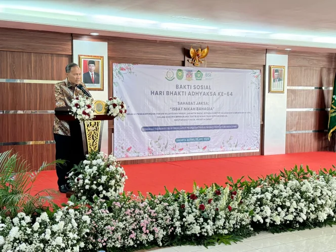 
Kejaksaan Negeri Jakarta Barat (Kejari Jakbar) melakukan Pelayanan dan Pendampingan Hukum Melalui Kegiatan Isbat Nikah dalam rangkaian kegiatan Bakti Sosial Hari Bhakti Adhyaksa ke-64 di aula Soeprapto kantor Kejari Jakbar pada Jumat (26/7/2024).