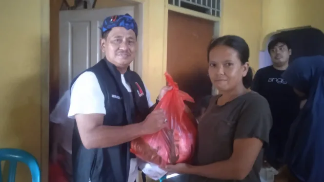 
Keterangan Foto: Ketua Bolone Mase Moch Soleh saat bersama warga masyarakat membagikan paket sembako di Tanggerang.