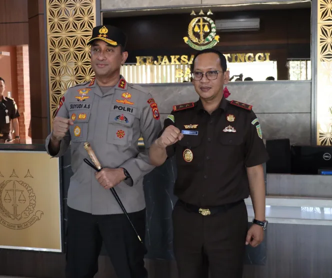 
Keterangan foto : Kepala Kejaksaan Tinggi Banten Dr Siswanto SH MH mengapresiasi Kapolda Banten Irjen Pol Suyudi Ario Seto, Selasa (2/8/2024) 