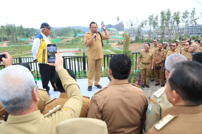 
Keterangan Foto: Mentri dalam negri Tito Karnavian saat memberikan arahan kepada kepala daerah se Indonesia saat berada di ikn.