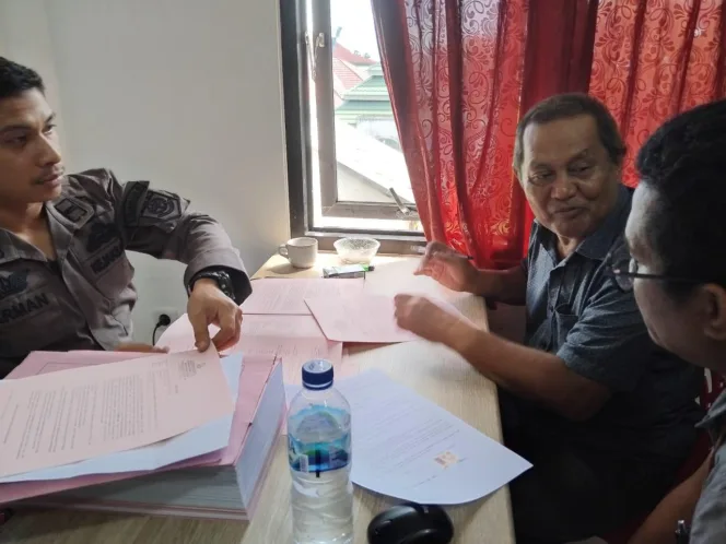 Kejaksaan Negeri (Kejari) Tolitoli, telah melaksanakan penyerahan Tersangka dan Barang Bukti (Tahap II) perkara tindak pidana dugaan korupsi Alat Kesehatan (Alkes) dengan tersangka berinisial BI (Bakrie Idrus) dan N.