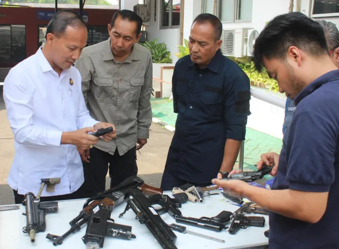 
Kejaksaan Negeri (Kejari) Jakarta Barat bersama Badan Nasional Penanggulangan Terorisme (BNPT) dan PT Perindustrian TNI Angkatan Darat (PT Pindad) melakukan verifikasi dan pemeriksaan terhadap barang bukti dalam perkara tindak pidana teroris.