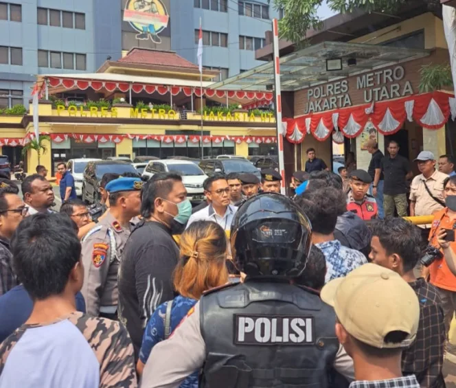 
Keterangan foto : Aksi demonstrasi sejumlah aktivis mahasiswa di depan kantor Polres Jakarta Utara pada Rabu (7/8/2024) berakhir bentrok dan ricuh.