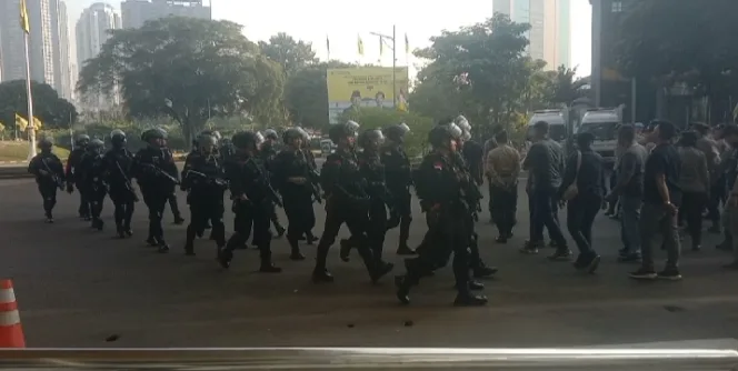 
Keterangan Foto: Aparat kepolisian sedang melakukan penjagaan di kantor DPP partai Golkar.