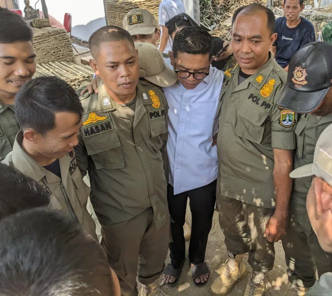 
Keterangan foto : Ketua DPRD Provinsi Banten Sekaligus Calon Gubernur Banten Andra soni dan Anggota Satpol PP Banten, (Jum'at, 6/9/2024) 